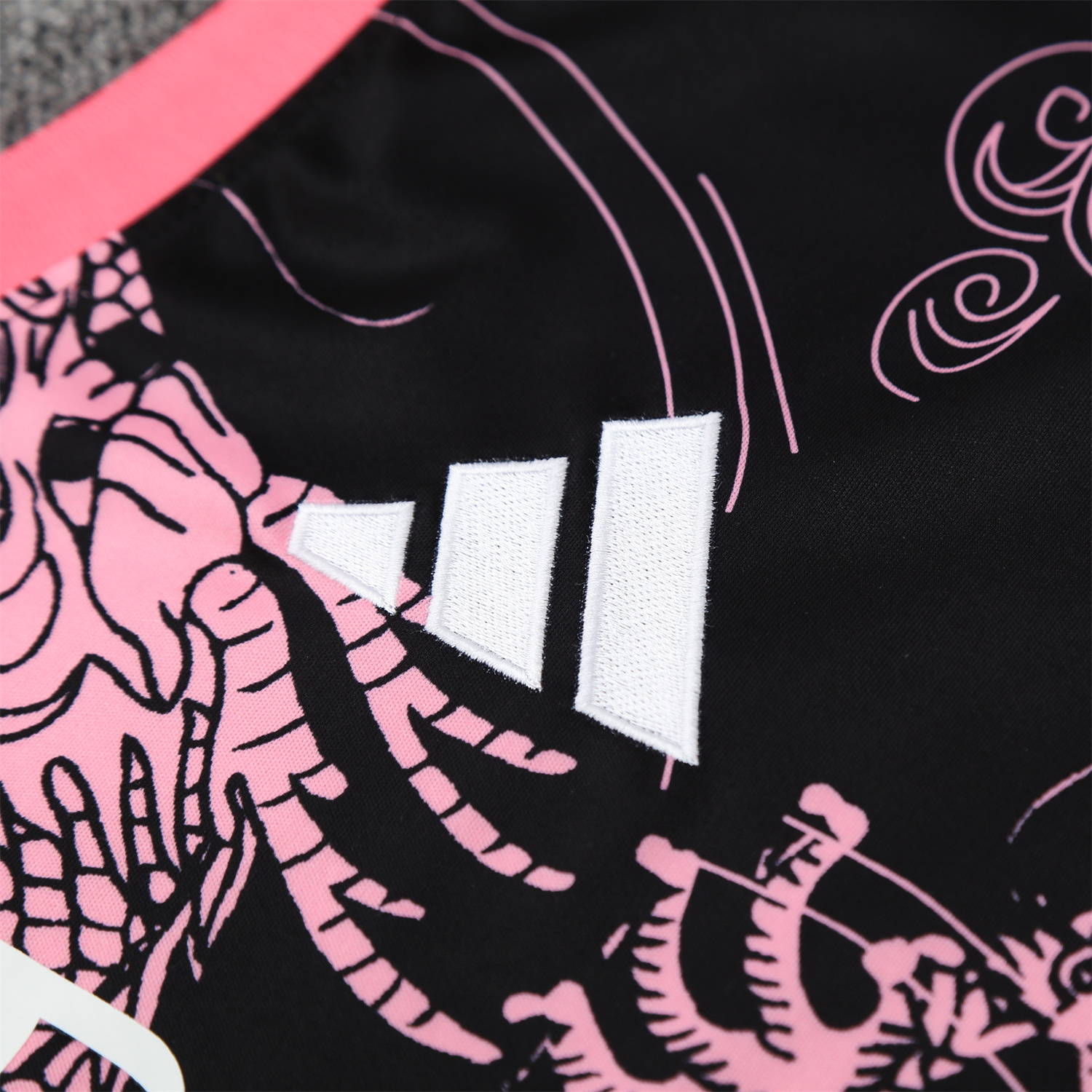 TFK-turbofussballkit-Real Madrid 25-26 Vest Training Set - Pink-Black Dragon Vest & Black-White Shorts