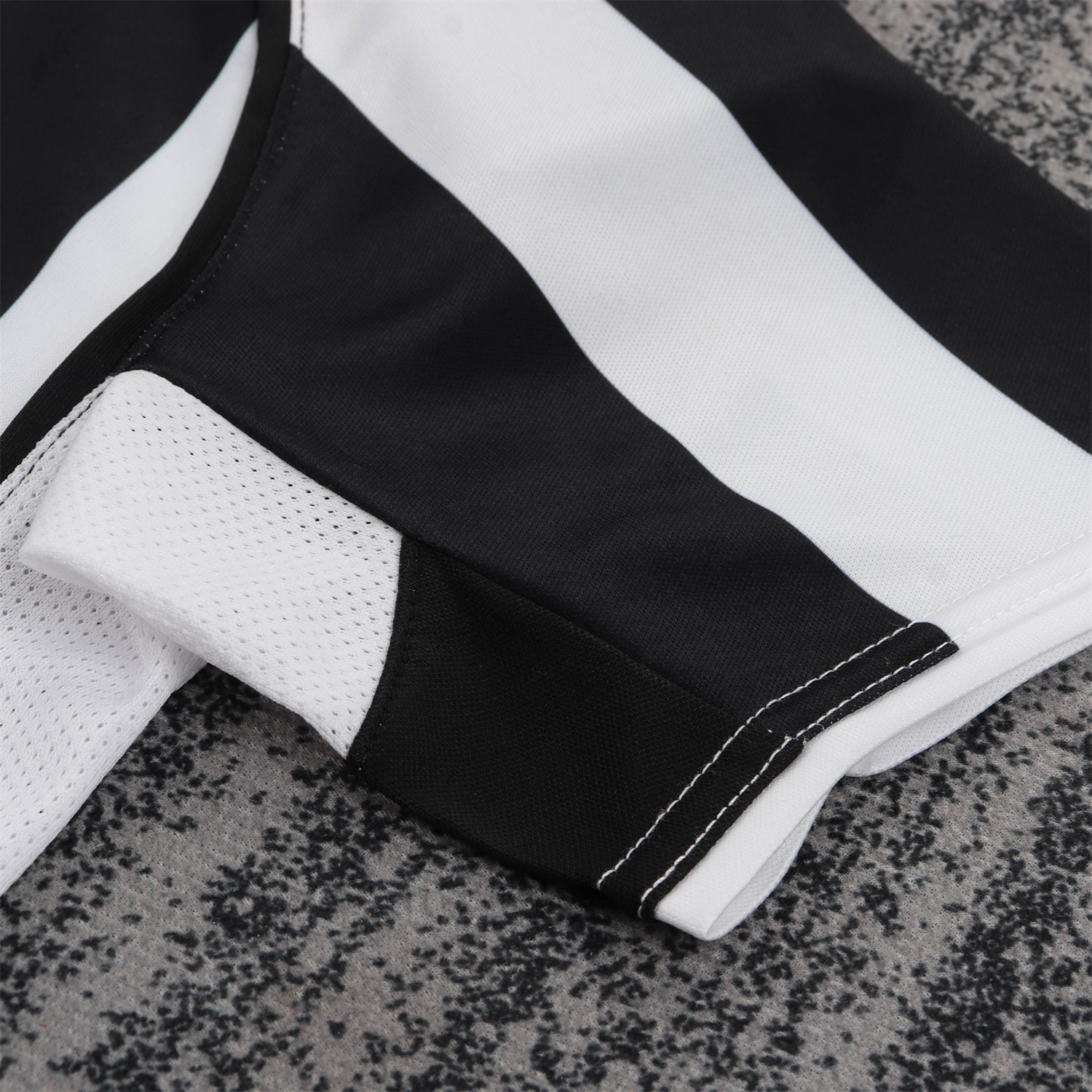 TFK-turbofussballkit-Retro Juventus 2004-05 Home Kids Kit